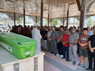 Yola ka&ccedil;an topunu yakalamak isterken pikabın &ccedil;arptığı Umut son yolculuğuna uğurlandı
