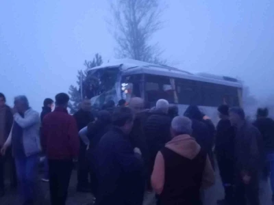Yolcu midib&uuml;s&uuml; ile yakıt y&uuml;kl&uuml; tır &ccedil;arpıştı: 3 yaralı
