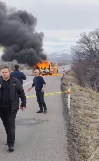 Yolcu minib&uuml;s&uuml; alev topuna d&ouml;nd&uuml;
