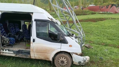 Yolcu minib&uuml;s&uuml; direğe &ccedil;arptı: 11 yaralı
