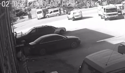 Yolcu minib&uuml;s&uuml; ile hafif ticari aracın karıştığı kaza anı kameraya yansıdı
