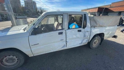 Yolcu minib&uuml;s&uuml; ile kamyonetin &ccedil;arpıştığı kaza kameraya yansıdı
