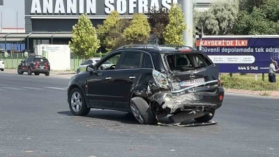 Yolcu minib&uuml;s&uuml; ile otomobil &ccedil;arpıştı: 8 yaralı
