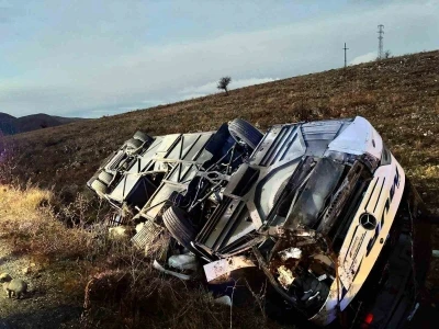 Yolcu otobüsü devrildi: 2 ölü, 21 yaralı
