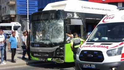 Yolcu otobüsü ile kamyonet çarpıştı: 1’i çocuk 6 yaralı
