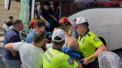 Yolcu otobüsü kamyona çarptı, sürücü araçta sıkıştı
