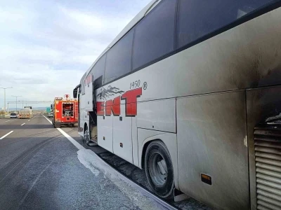 Yolcu otobüsünün motor kısmından alevler yükseldi
