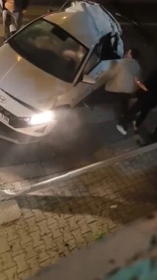 Yolcu otobüsüyle çarpışan otomobilin sürücüsüne ilk müdahale vatandaşlardan
