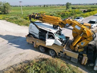 Yolcu treni hemzemin ge&ccedil;itte sıkışan kamyoneti yaklaşık 200 metre s&uuml;r&uuml;kledi
