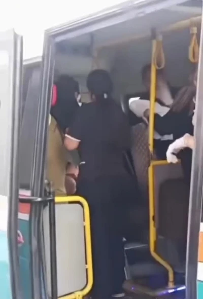 Yolculuk sırasında sancılanan kadın dolmuşta doğum yaptı
