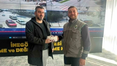 Yolda bulduğu 200 bin lirayı sahibine teslim etti
