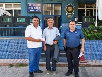 Yolda bulduğu parayı sahibine teslim etti
