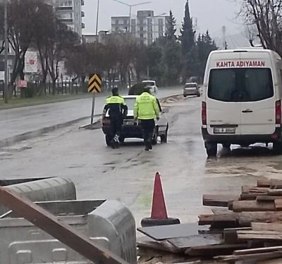 Yolda kalan ara&ccedil; s&uuml;r&uuml;c&uuml;s&uuml;ne polislerden yardım
