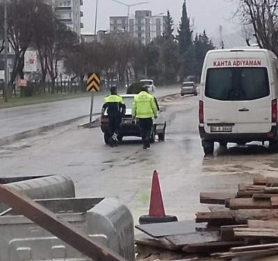 Yolda kalan ara&ccedil; s&uuml;r&uuml;c&uuml;s&uuml;ne polislerden yardım