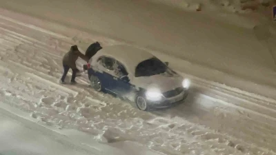 Yolda kalan ara&ccedil;ları el birliğiyle &ccedil;ıkardılar
