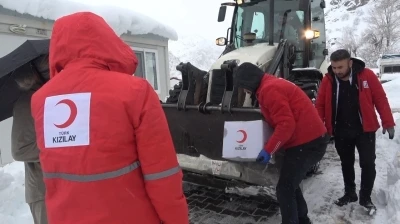 Yolda kalan Kızılay ekibi hasta yatağını kep&ccedil;eyle ulaştırdı
