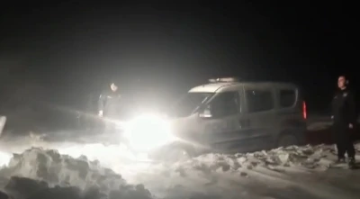 Yolda kalan polis aracının yardımına iş makineleri yetişti
