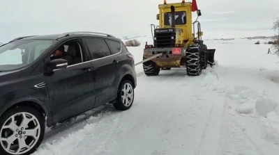 Yolda kalan s&uuml;r&uuml;c&uuml;lerin imdadına karla m&uuml;cadele ekipleri yetişti
