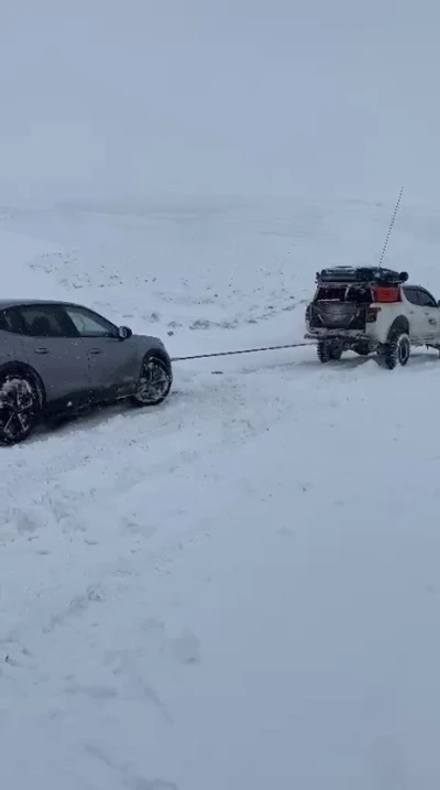 Yolda mahsur kalan s&uuml;r&uuml;c&uuml;n&uuml;n yardımına Off-Road ekibi yetişti
