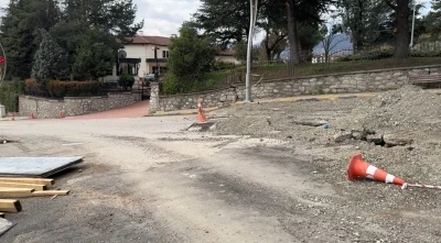 Yolda oluşan &ccedil;atlaklar valilik konutunu ge&ccedil;ici olarak boşalttırıyor
