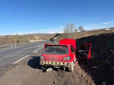 Yolda oluşan &ccedil;ukur kazaya neden oldu: 2 yaralı