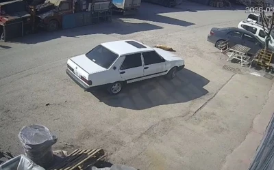 Yolda yatan k&ouml;peği ezdi, arkasına bakmadan uzaklaştı
