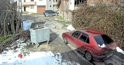 Yolda yatan k&ouml;peği ezip, yoluna devam etti
