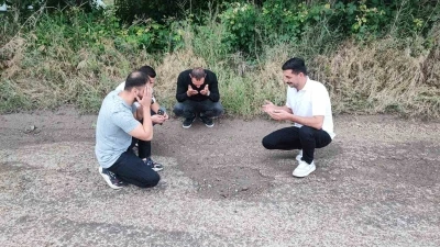 Yoldaki &ccedil;ukurları "Belediye &ouml;ld&uuml;" anonsuyla protesto ettiler

