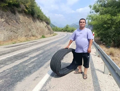 Yoldaki kamyon lastiğine çarpma anı saniye saniye görüntülendi

