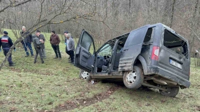 Yoldan &ccedil;ıkan ara&ccedil; 60 metrelik u&ccedil;uruma yuvarlandı: 1 &ouml;l&uuml;, 2 yaralı

