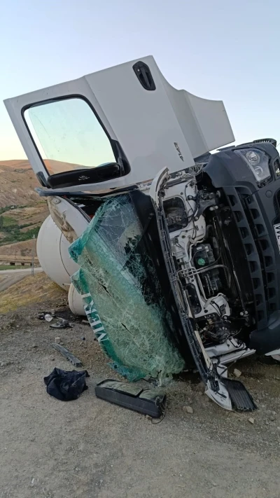Yoldan çıkan beton mikseri takla attı, sürücü ağır yaralandı
