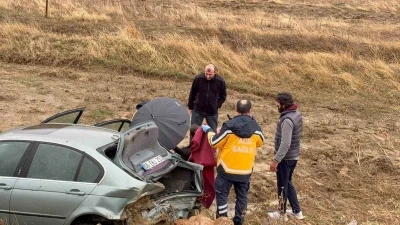 Yoldan &ccedil;ıkan l&uuml;ks ara&ccedil; şarampole devrildi: 3 yaralı
