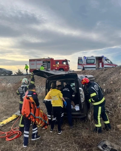 Yoldan çıkan otomobil tarlaya uçtu; 2 yaralı
