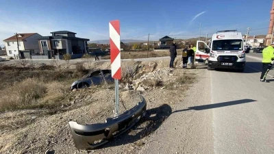 Yoldan çıkan otomobil taşlık alanda asılı kaldı
