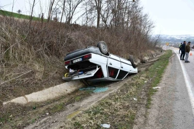 Yoldan &ccedil;ıkan otomobil ters d&ouml;nd&uuml;
