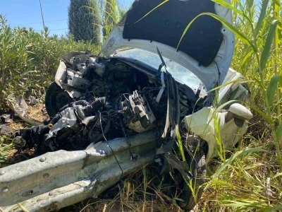 Yoldan çıkan otomobilin motoruna demir bariyer saplandı: 1 yaralı
