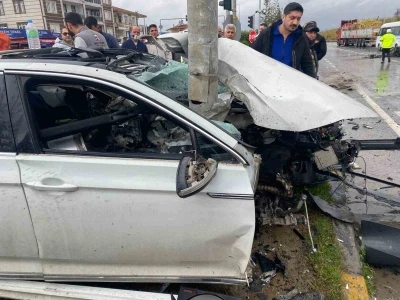 Yoldan &ccedil;ıkıp sinyalizasyon direğine &ccedil;arpan otomobil par&ccedil;alandı: 1 yaralı
