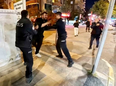 Yoldan geçen araçlara zarar verdi, polise direndi, &quot;Öldürün beni&quot; diye bağırdı
