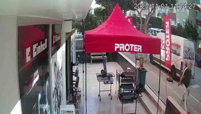 Yoldan geçenlere dehşeti yaşatıp 1 kişiyi bıçaklamıştı, adım adım izi sürülerek yakalandı
