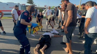 Yoldan görüntü alırken cama düşen motosiklet sürücüsüyle ne uğradıklarını anlayamadılar
