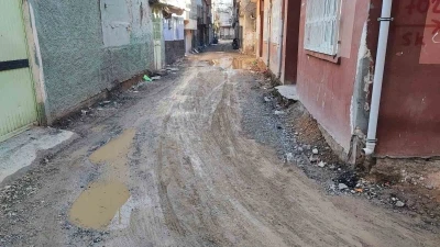 Yollar k&ouml;stebek yuvasına d&ouml;nd&uuml;, mahalleli isyan etti
