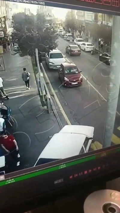 Yolu bıraktı, kaldırımdan ilerledi
