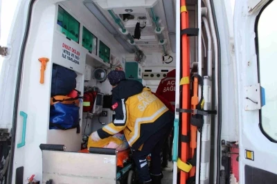 Yolu kapalı k&ouml;yde rahatsızlanan anne ve bebeği ambulans helikopterle kurtarıldı
