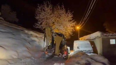 Yolu kapanan k&ouml;yde &rsquo;hasta kurtarma operasyonu&rsquo;
