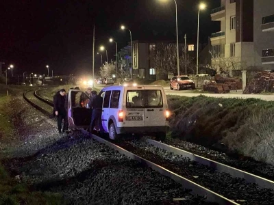 Yolu karıştırıp tren raylarına giren s&uuml;r&uuml;c&uuml;n&uuml;n tehlikeli anları
