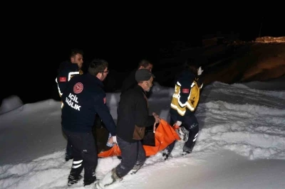 Yolu karla kapanan ve elektrikleri kesik olan k&ouml;yde oksijensiz kalan hastanın imdadına yetiştiler

