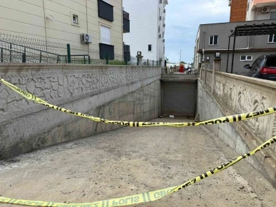 Yolu kısaltmak isterken  apartman boşluğuna d&uuml;şerek hayatını kaybetti
