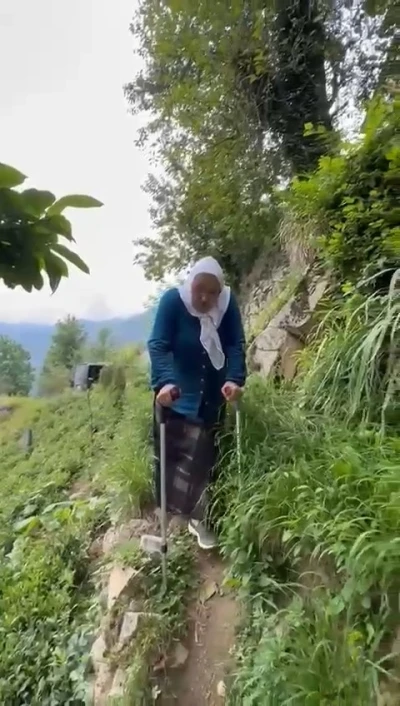 Yolu olmayınca 400 metre patika yoldan koltuk değnekleri ile yürüyor
