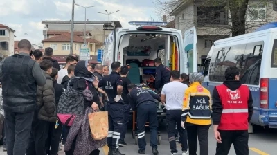 Yolun karşı tarafına ge&ccedil;meye &ccedil;alışan 9 yaşındaki &ccedil;ocuğa otomobil &ccedil;arptı
