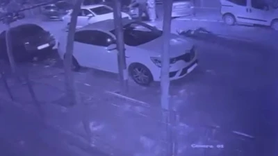 Yolun karşısına geçen adam otomobil çarptı
